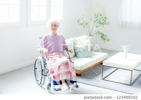 客廳裡坐輪椅的高級婦女 123409102