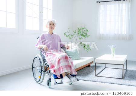 客廳裡坐輪椅的高級婦女 123409103