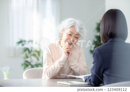 一個穿西裝的女人和一個老婦人開會 123409112