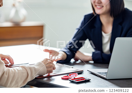 高級女性、年輕女性、合約、商業、談判 123409122