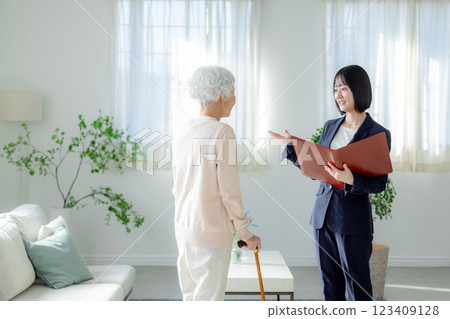 高級女性、年輕女性、合約、商業、談判 123409128