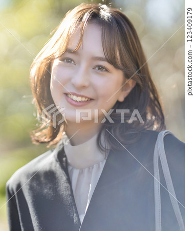 穿著西裝走的年輕女商人 123409179