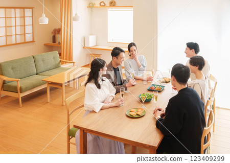 Men and women having a home party 123409299