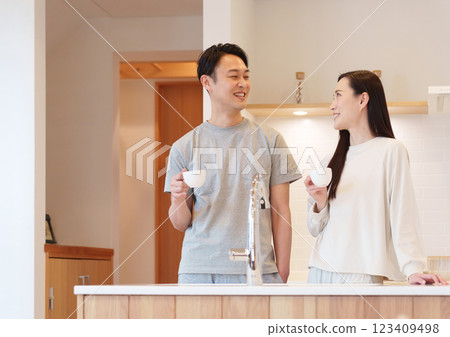 早上，一對夫婦在廚房喝咖啡 123409498