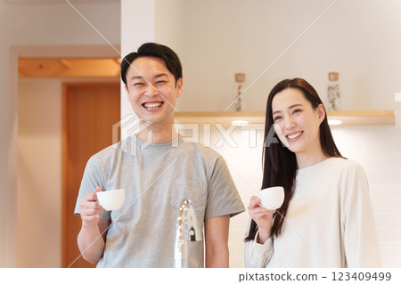 早上，一對夫婦在廚房喝咖啡 123409499