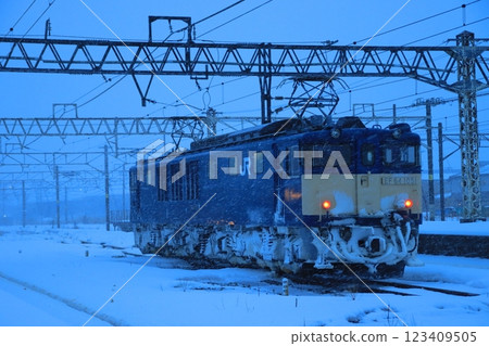EF64-1051 Shinetsu Cutter (Defrosting Train) parked at Kashiwazaki Station in the extreme cold_Photo taken on 2025/2/9 EF64-1051 Shinetsu Cutter (Defrosting Train) parked at Kashiwazaki Station in the extreme cold_Photo taken on 2025/2/9 123409505