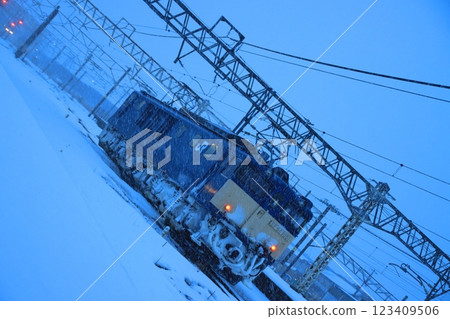 EF64-1051 Shinetsu Cutter (Defrosting Train) parked at Kashiwazaki Station in the extreme cold_Photo taken on 2025/2/9 EF64-1051 Shinetsu Cutter (Defrosting Train) parked at Kashiwazaki Station in the extreme cold_Photo taken on 2025/2/9 123409506