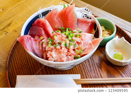 一碗奢華的野生鮪魚照片 一碗奢華的野生鮪魚照片 123409595