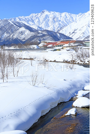 Winter in Hakuba: Clear skies in the Northern Alps 123409628