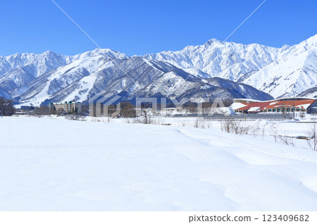 白馬村的冬天：北阿爾卑斯山晴朗的天空 123409682