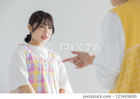 一位穿著圍裙的女人在說話 123409880