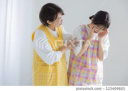 微笑的年輕托兒所老師 123409883