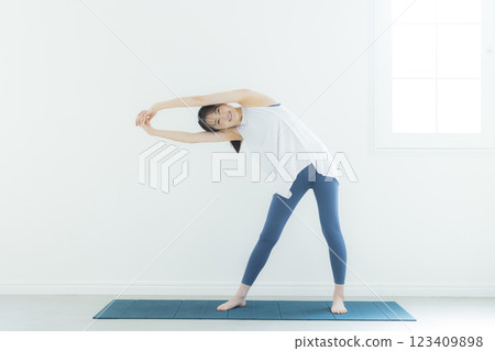 Women stretching 123409898