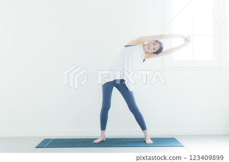 Women stretching 123409899