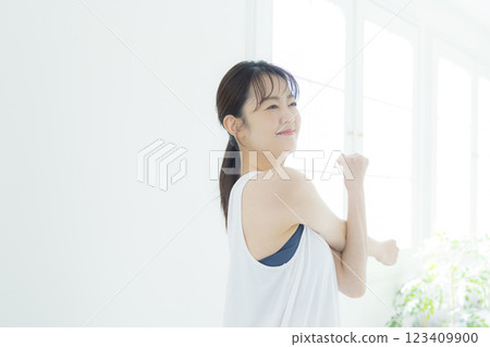 Women stretching 123409900