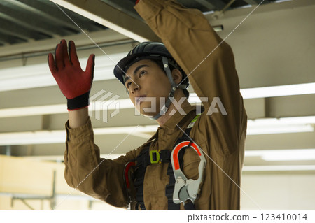 一名男子在建築地盤工作 123410014