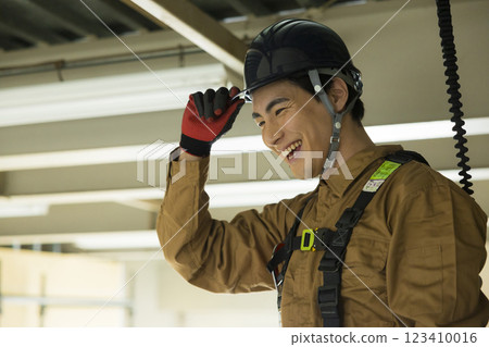 一名男子在建築地盤工作 123410016