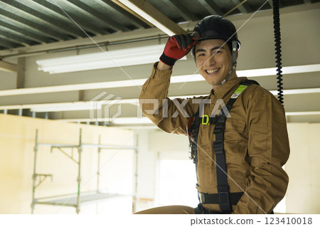 A man working at a construction site 123410018