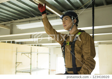 一名男子在建築地盤工作 一名男子在建築地盤工作 123410020