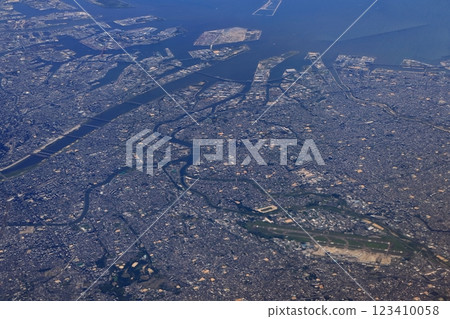 [大阪府]從空中俯瞰大阪的街景 123410058