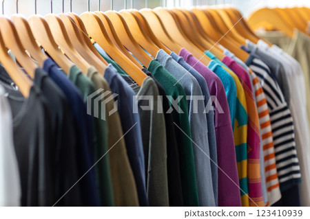 掛滿彩色 T 恤的衣架 123410939