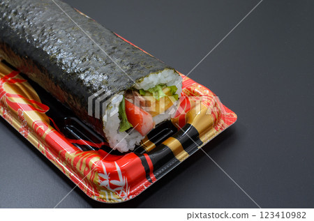 The traditional Setsubun ehomaki 123410982