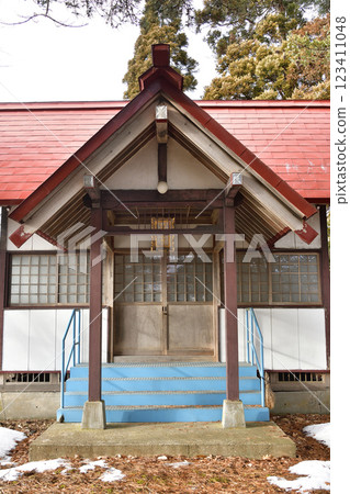 Photographing the grounds of Fukuda Inari Shrine in Hakodate, Hokkaido in winter 123411048