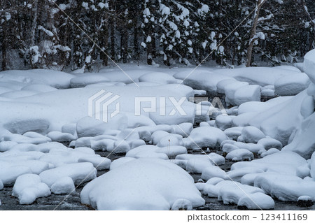 Snow scenery of the river Snow caps on the stones and forest scenery a-1 Snow scenery of the river Snow caps on the stones and forest scenery a-1 123411169