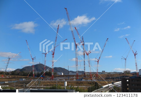 郊區山丘上的一棟大型建築工地上,一群塔巍然矗立。 郊區山丘上的一棟大型建築工地上,一群塔巍然矗立。 123411178