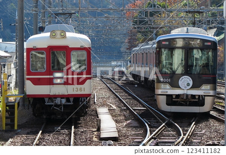連結神戶與有馬溫泉、三田市的神戶電鐵：1000系列（De1350型）與6000系列並排（從正面開始） 123411182