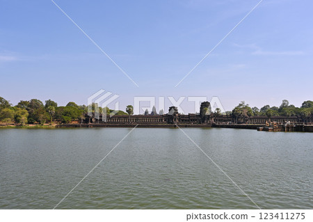 晴朗的日子裡的吳哥窟，吳哥遺址，柬埔寨 123411275