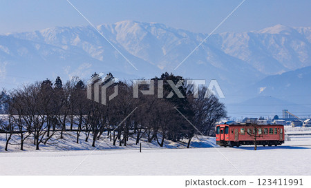 越前三田線的單車柴油列車穿過越前富田,背景是白雪皚皚的嵐山 越前三田線的單車柴油列車穿過越前富田,背景是白雪皚皚的嵐山 123411991