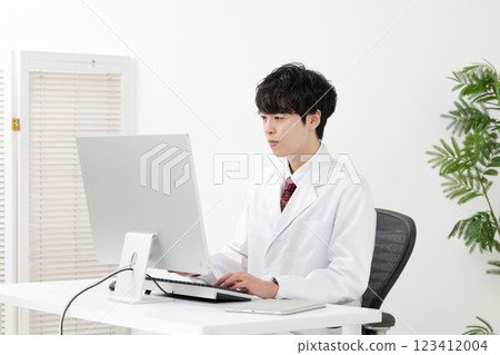 穿白大褂的男子，醫護人員，保健人員 123412004