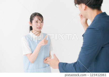 一名身穿圍裙的女子正在接待顧客 123412061