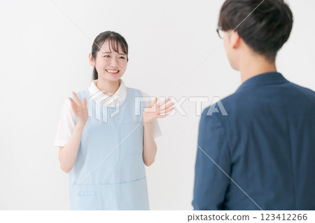 一名穿著圍裙的男子和一名女子正在解釋 123412266