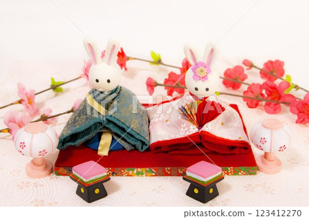 Peach blossom and rabbit dolls 123412270
