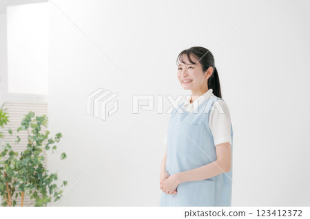 一個圍裙的女人 123412372