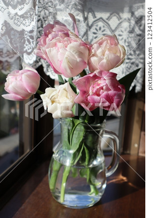 在花園裡種植雙花鬱金香 123412504