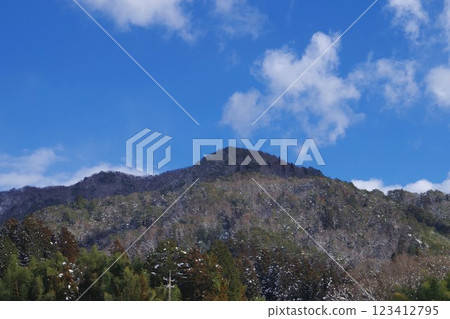 冬天晴朗的天空和山脈 冬天晴朗的天空和山脈 123412795