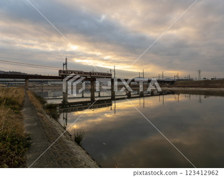 朝霞與橫渡大和川的近鐵列車 朝霞與橫渡大和川的近鐵列車 123412962