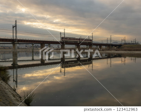 朝霞與橫渡大和川的近鐵列車 123412963
