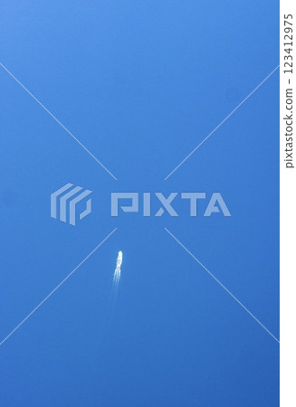 White waves floating on the blue water surface 123412975