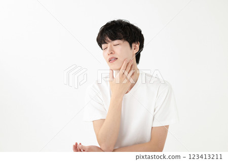 一個面帶微笑的年輕人 一個面帶微笑的年輕人 123413211