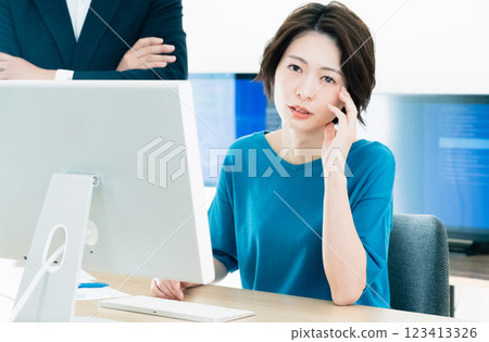 Business woman working in the office 123413326