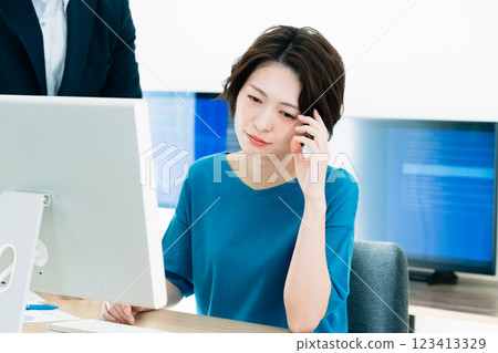 Business woman working in the office 123413329