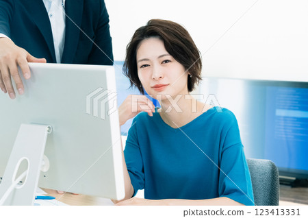 在辦公室工作的女商人 123413331