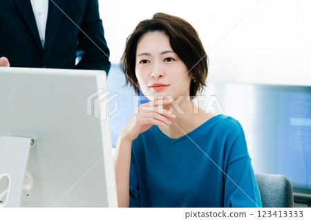 在辦公室工作的女商人 123413333