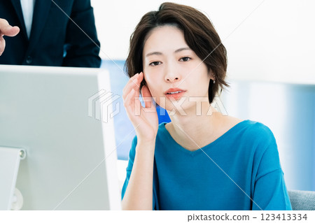 Business woman working in the office 123413334