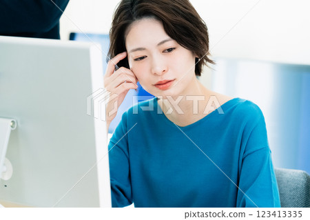 Business woman working in the office 123413335