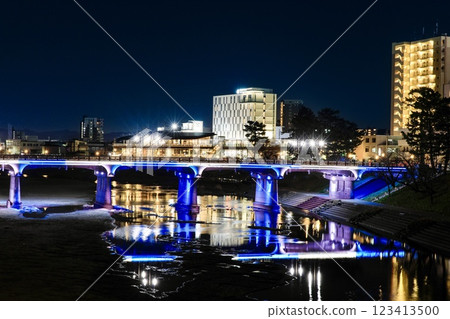 岡崎市明代橋和鳳川露台的夜景 岡崎市明代橋和鳳川露台的夜景 123413500